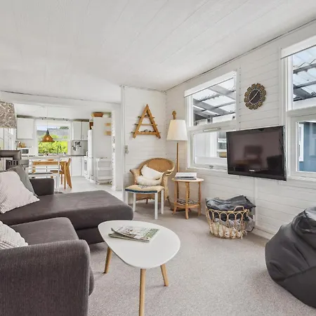 3 Bedroom Lovely In Holiday home