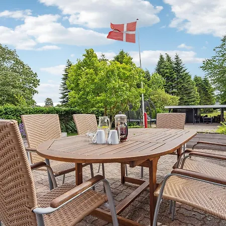 3 Bedroom Lovely In Holiday home